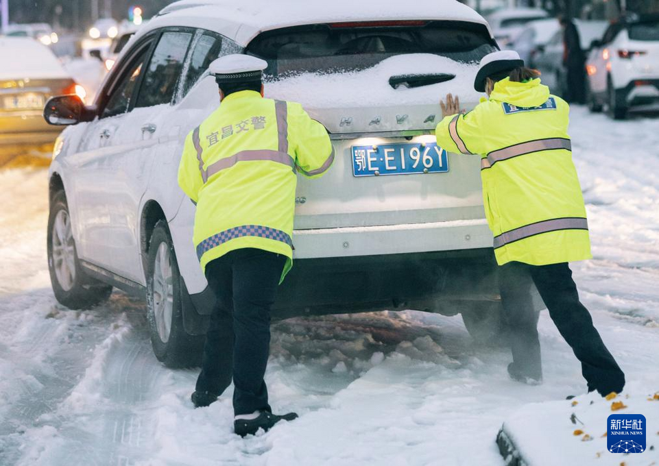 湖北：雨雪中的温暖守护