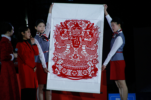 宜宾市南溪区2024年春节联欢晚会举行_fororder_南溪非物质文化遗产剪纸-摄影-高学兵