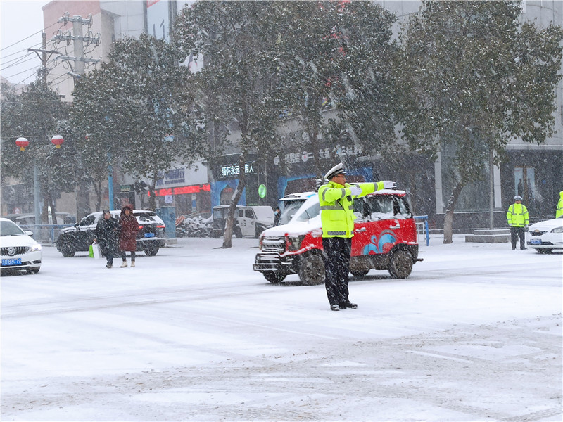 平顶山汝州：以“雪”为令 雪中有“警”_fororder_微信图片_202402031110074