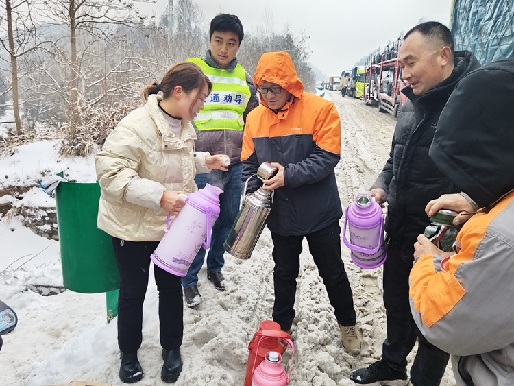 六安市金寨县槐树湾乡：高速送温暖 爱心融冰雪_fororder_mmexport1707016193248