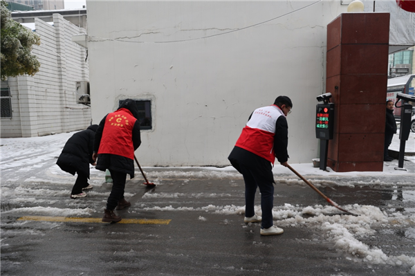 湖北洪湖烟草专卖局主动响应 铲雪除冰护航群众出行路_fororder_图片3