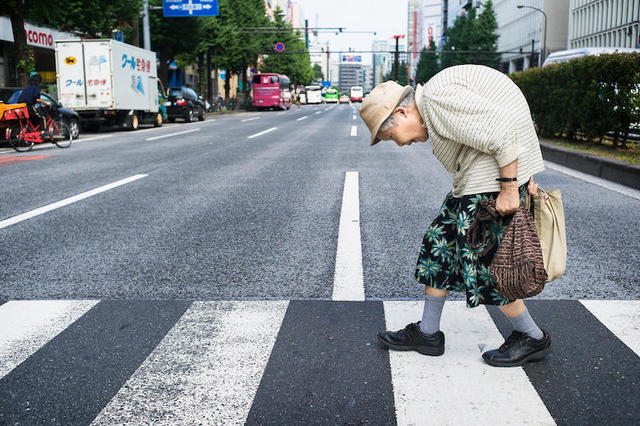 日本老龄化严重 80岁老人仍出门工作