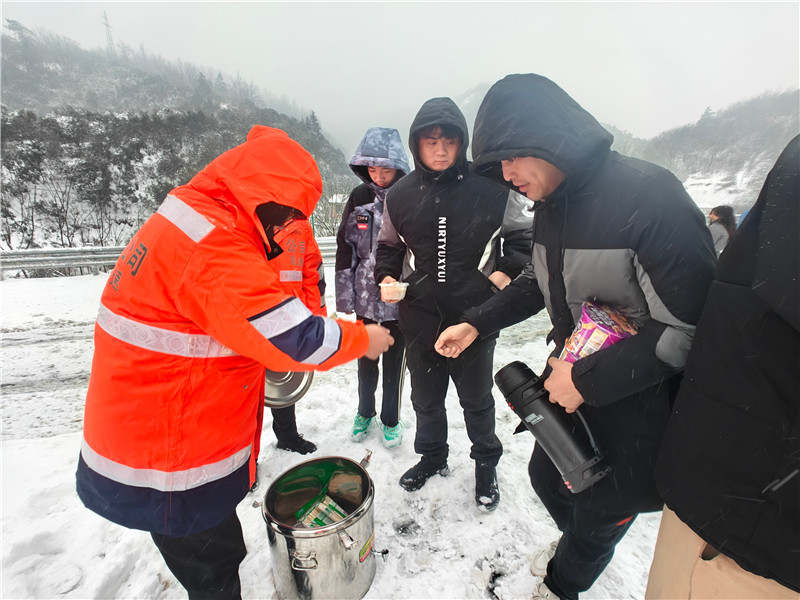 信阳新县：众志成城战风雪 全力以赴保平安_fororder_发放爱心物资