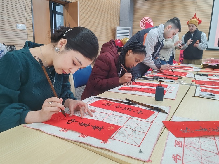 “洋面孔”入乡随俗过大年