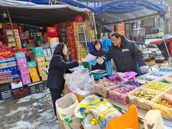 新乡市封丘县法院：法治宣传添年味 大集普法迎新春_fororder_1