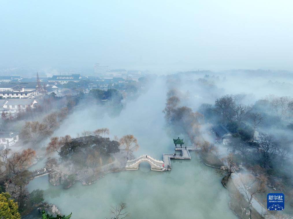 江苏扬州：晨雾缭绕瘦西湖