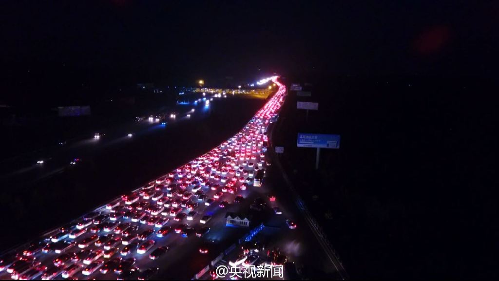 京港澳高速进京方向堵成“最美夜景”(组图)