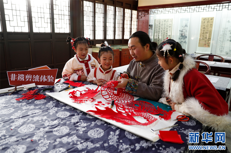 江苏兴化：非遗剪纸迎新年