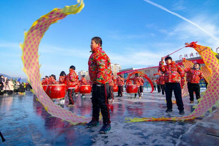 图片默认标题_fororder_开幕式上，围场在校学生进行冰上大鼓表演  孙占军 (1)