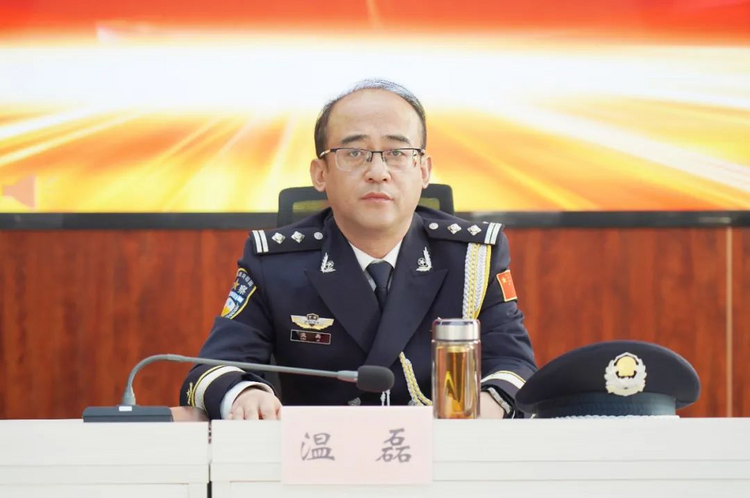 【致敬警察节】崇信公安隆重举行庆祝2024年中国人民警察节荣誉仪式_fororder_2