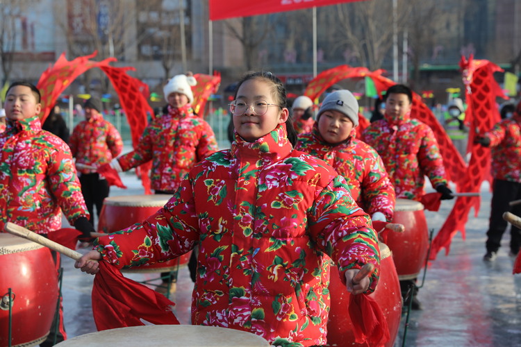 图片默认标题_fororder_开幕式上，围场在校学生进行冰上大鼓表演。 周怡摄