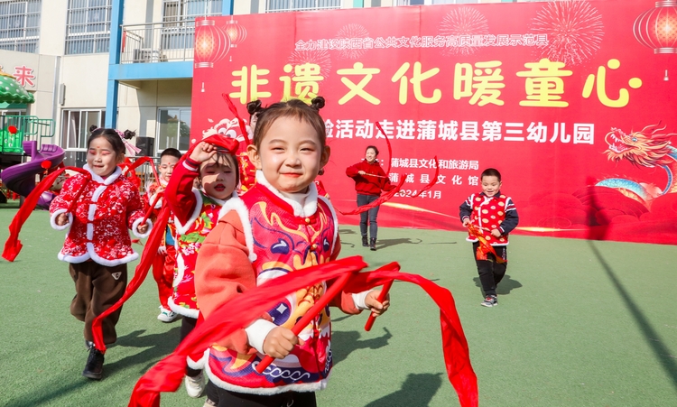 年味非遗进校园_fororder_2024年1月11日，陕西省渭南市蒲城县开展“社火·庙会”非遗进校园活动中，孩子们有模有样的表演着传统秧歌