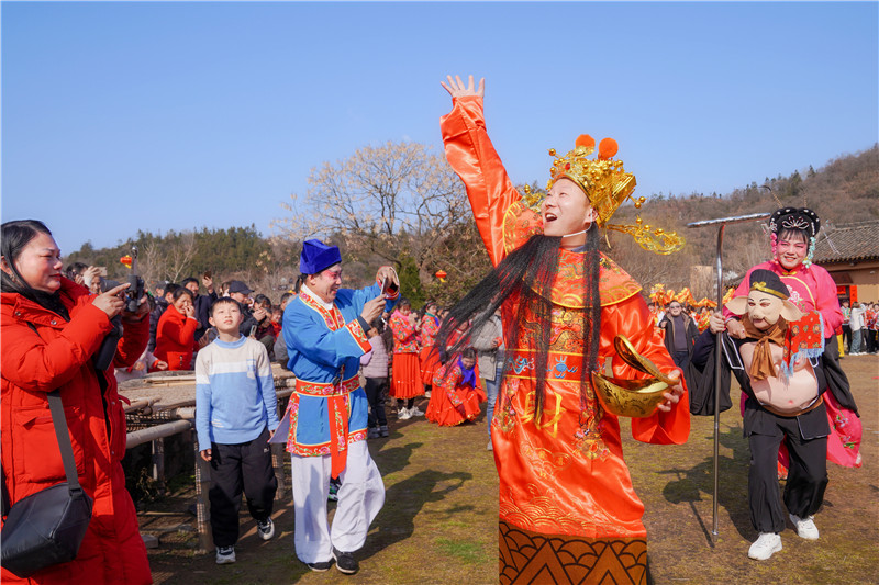 信阳新县：欢天喜地闹新春_fororder_接财咯（韩家东 摄）