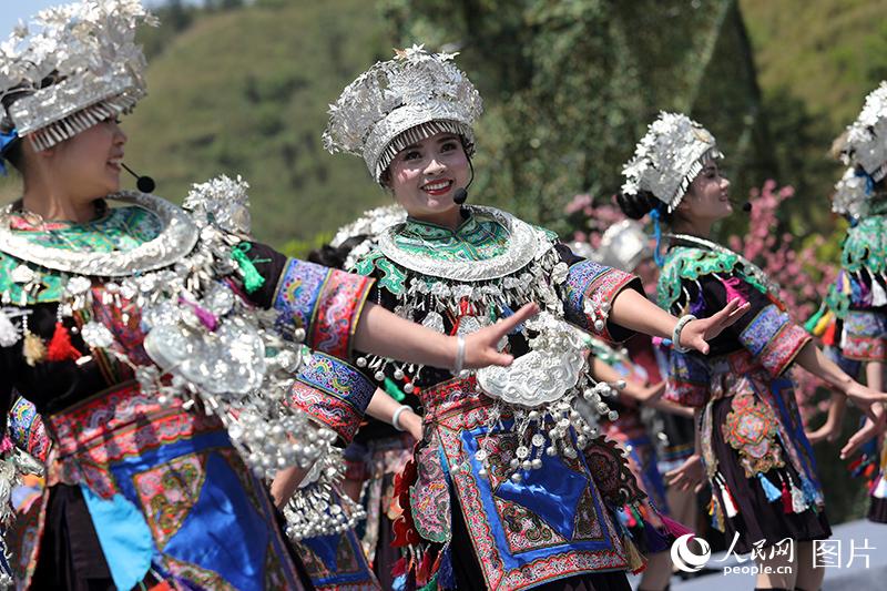 湖南：数万游客通道欢度侗族“情人节”