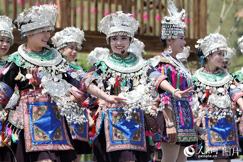 湖南：数万游客通道欢度侗族“情人节”