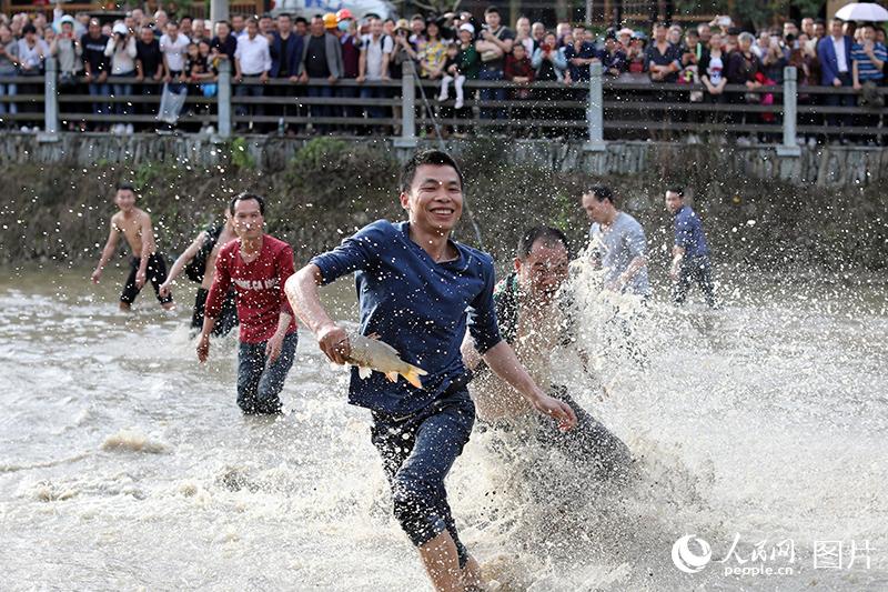 湖南：数万游客通道欢度侗族“情人节”