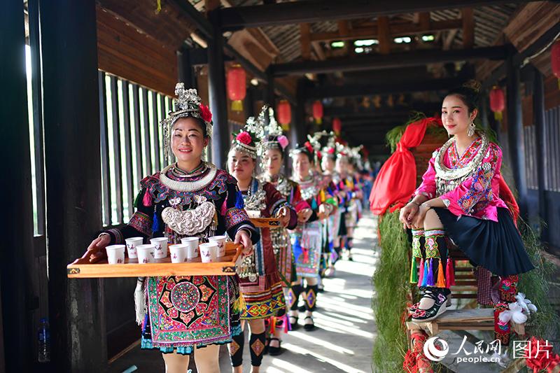 湖南：数万游客通道欢度侗族“情人节”