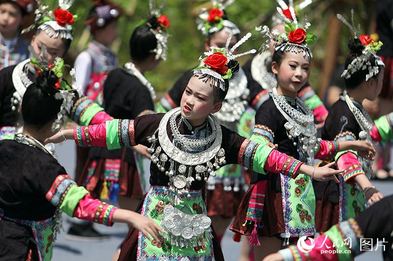 湖南：数万游客通道欢度侗族“情人节”