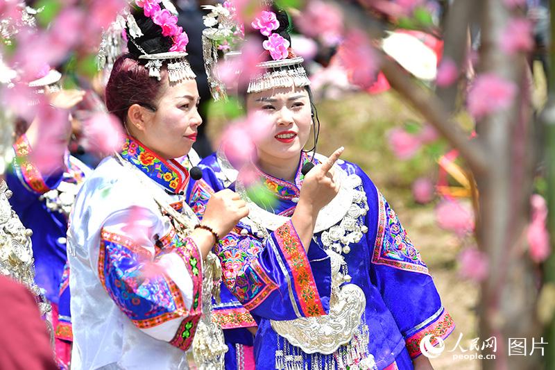 湖南：数万游客通道欢度侗族“情人节”