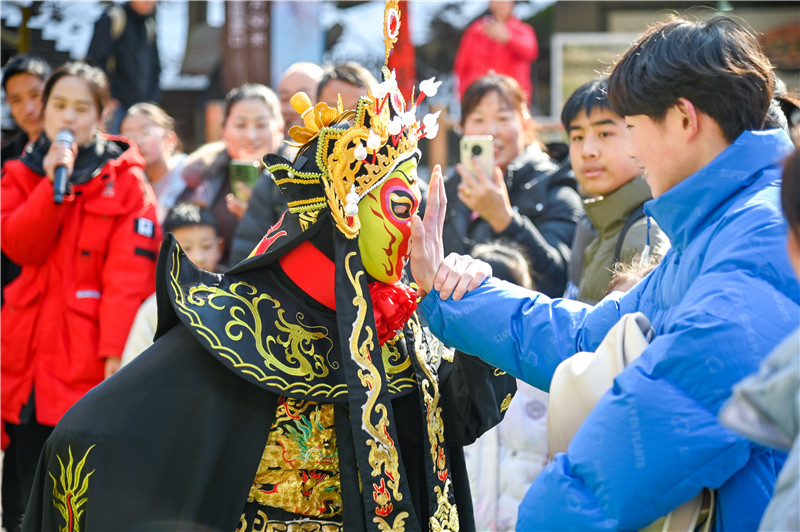 南阳：春节期间旅游收入同比增长85.34%_fororder_游客在南阳老界岭景区与演员互动 供图 南阳老界岭景区