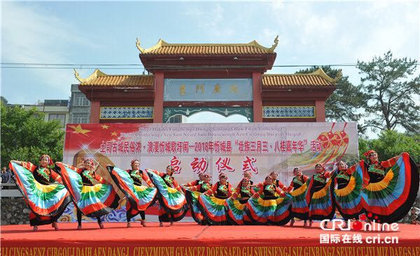 【唐已审】【供稿】来宾市忻城县：“三月三”逛庙会品民族风情