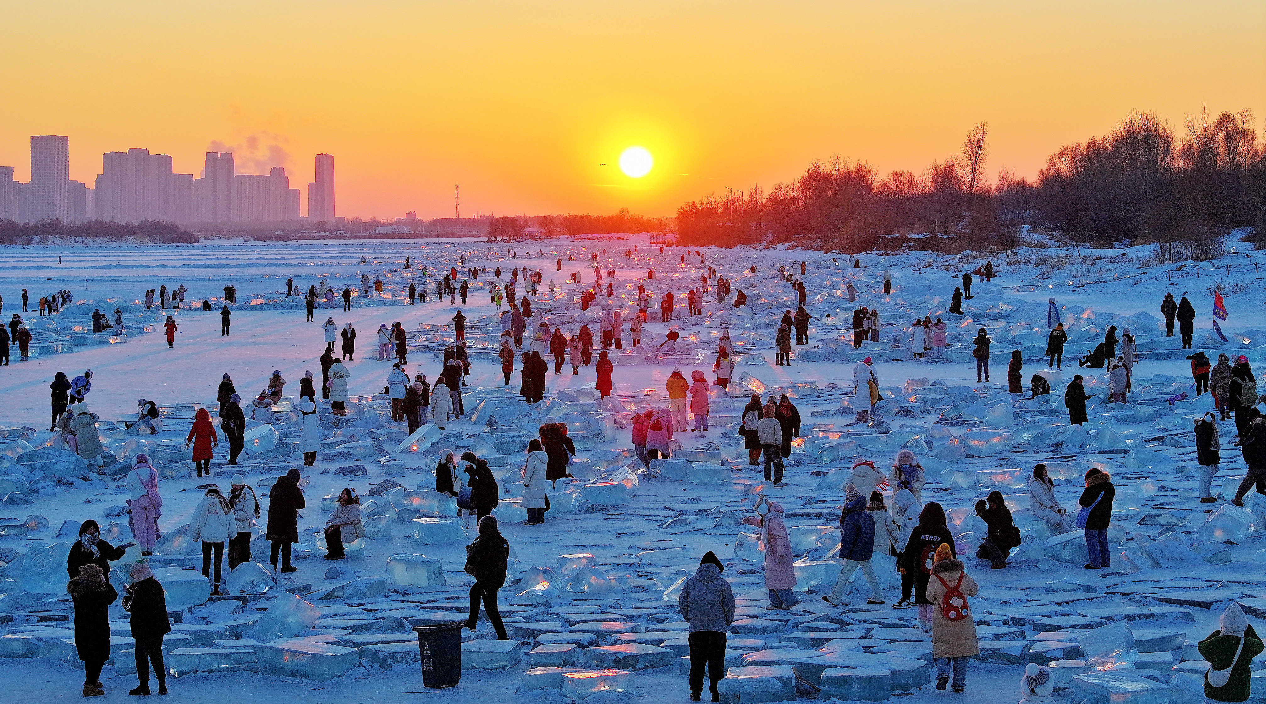 深度挖掘冰天雪地蕴藏的潜在价值——龙江冰雪旅游成为“现象级顶流”的生动实践