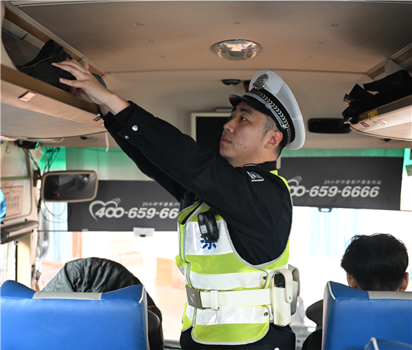 重庆江北警方开展涉客涉校交安联合整治行动 筑牢道路交通安全防线_fororder_图片1