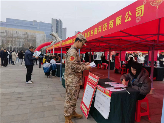 信阳市平桥区退役军人事务局： “春风行动”搭建就业推荐服务平台_fororder_招聘会现场1