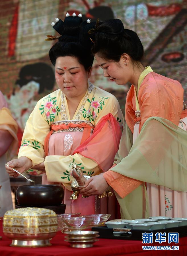 西安：仿唐烹茶秀再现传统茶艺