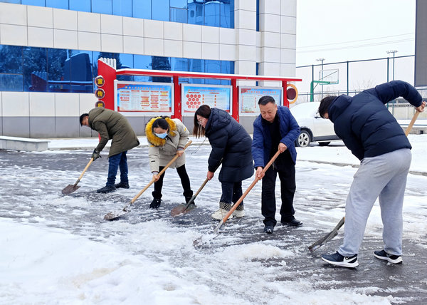 【原创】三门峡示范区阳店镇：以雪为令保畅通 浴“雪”奋战惠民生_fororder_阳店镇机关干部积极除积雪保安全 摄影 彭红勇