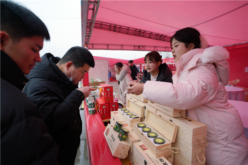 年味进万家 信阳市羊山新区春节消费火热_fororder_图片10