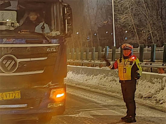 “雪战”两昼夜：一名宿迁交警战冰雪保畅通的故事_fororder_图片 1