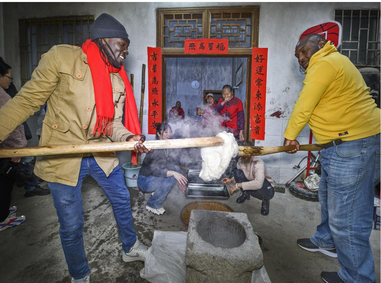 外国友人体验打糍粑喝油茶 沉浸式感受桂林乡村年味_fororder_图片2