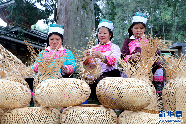 贵州榕江：赶制灯笼迎新年