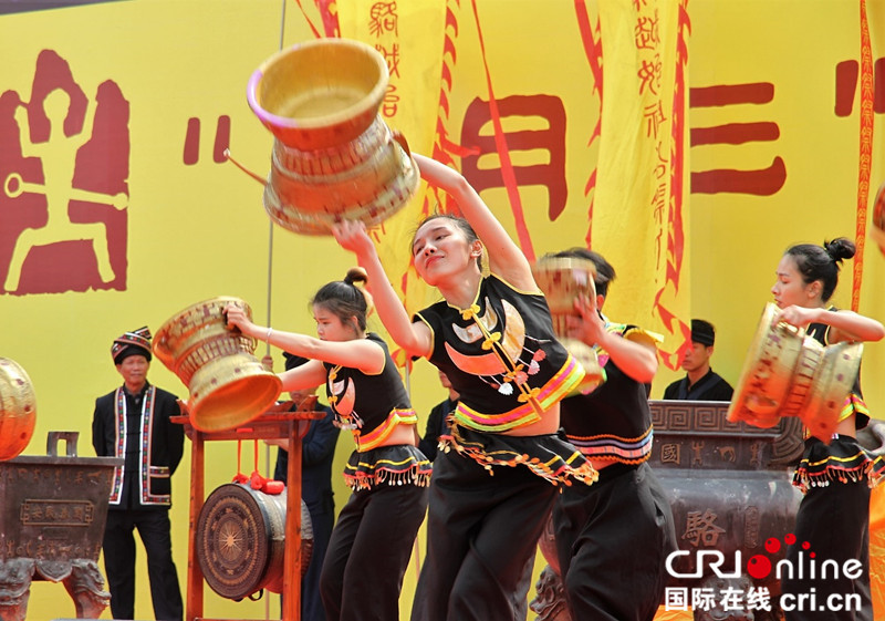 【唐已审】【原创】广西宁明“三月三”传圣火 花山零距离公祭“骆越王”