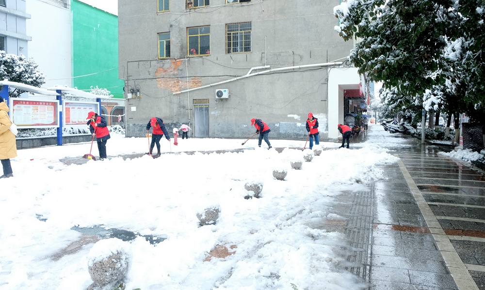 贵州天柱：干群齐心 除雪保安全_fororder_县电力局干部职工在清扫单位门口路面的积雪。.JPG