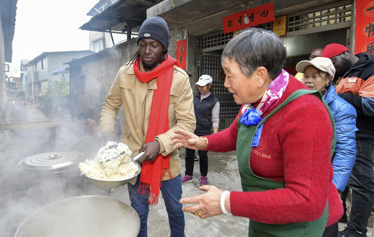 外国友人体验打糍粑喝油茶 沉浸式感受桂林乡村年味_fororder_图片1