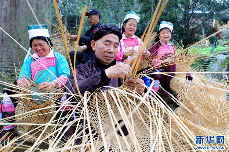 贵州榕江：赶制灯笼迎新年