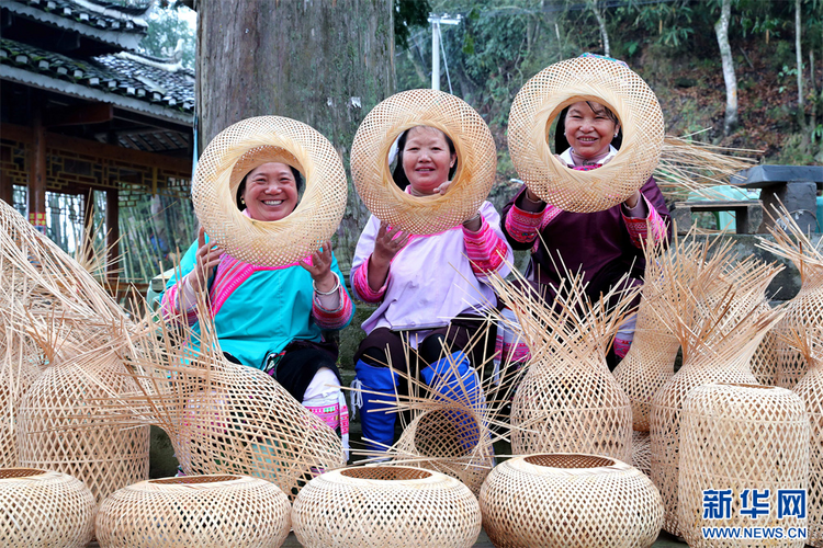 贵州榕江：赶制灯笼迎新年