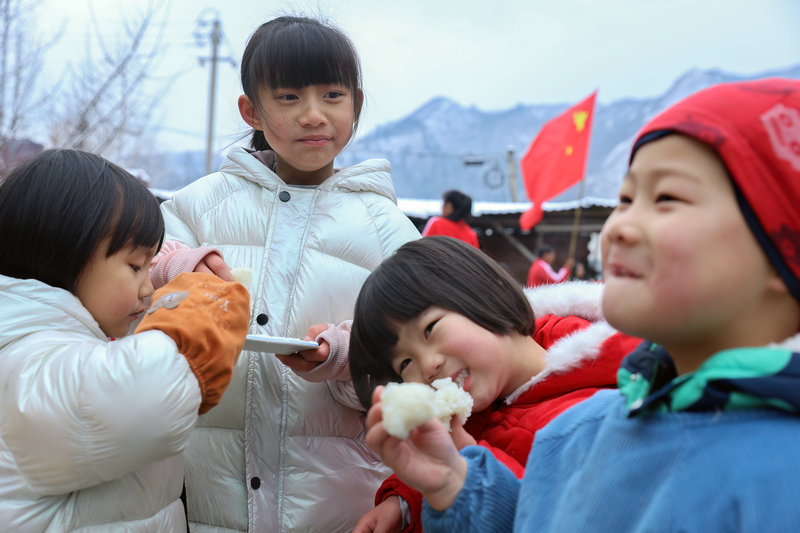 【原创】信阳市新县：糍粑香 年味浓_fororder_品尝刚刚做好的糍粑，小朋友开心极了（阚敦传 摄）