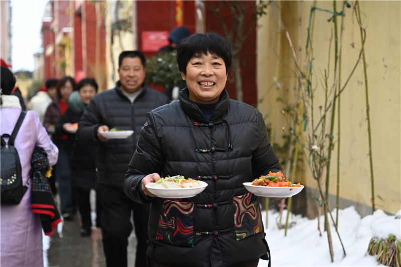 三门峡义马市：飘香长桌宴 浓浓邻里情_fororder_拿手的饭菜端出来 摄影 张春光