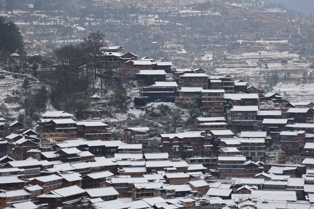 贵州雷山西江千户苗寨迎来降雪  冬日雪景如画_fororder_1月22日，贵州省雷山县西江千户苗寨迎来2024年第一场降雪。图为苗寨梦幻般的雪景。9