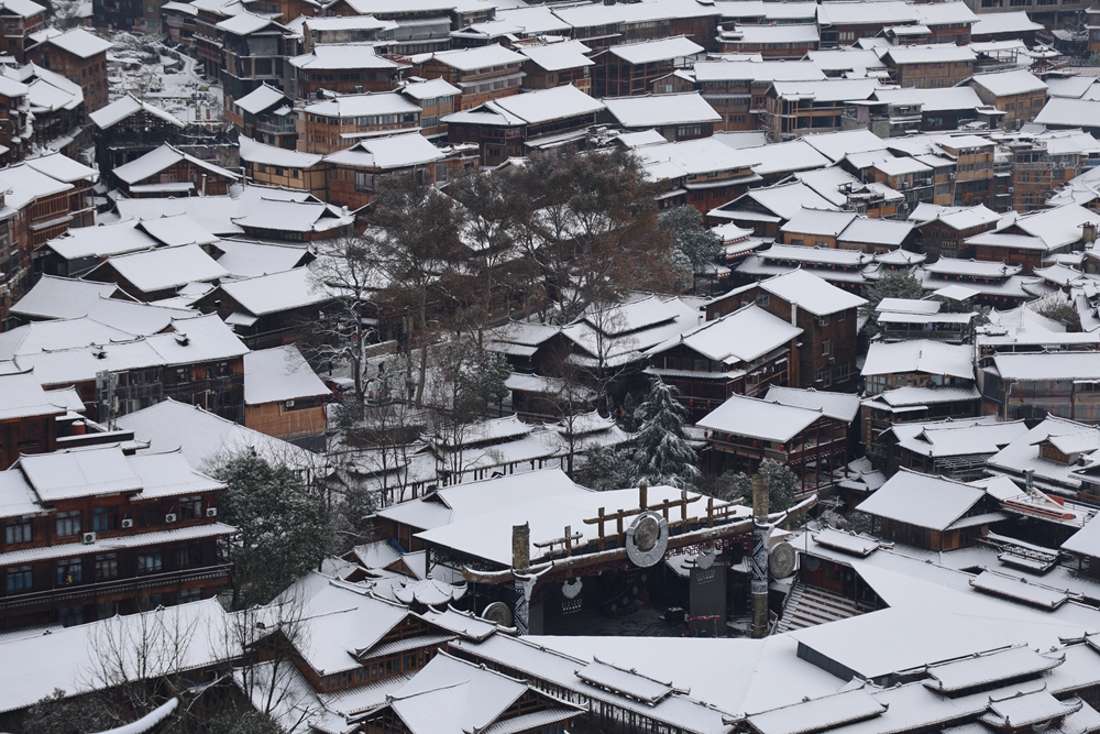 贵州雷山西江千户苗寨迎来降雪  冬日雪景如画_fororder_1月22日，贵州省雷山县西江千户苗寨迎来2024年第一场降雪。图为苗寨梦幻般的雪景。8