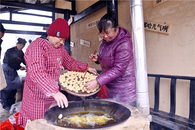 信阳新县：古韵韩山闹新春_fororder_炸丸子（焦汉平 摄）