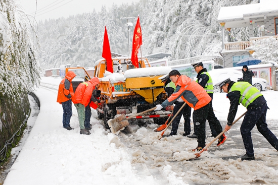 贵州天柱：闻“雪”而动 交通部门全力除雪保畅通_fororder_工作人员在扫雪除冰.JPG