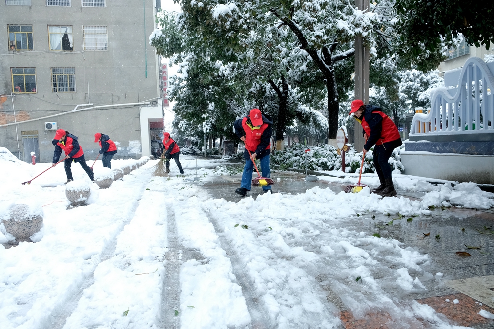 贵州天柱：干群齐心 除雪保安全_fororder_县电力局干部职工在清扫路面的积雪。.JPG