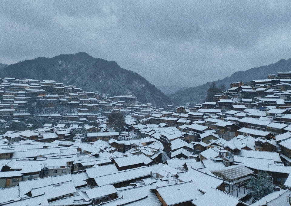 贵州雷山西江千户苗寨迎来降雪  冬日雪景如画_fororder_1月22日，贵州省雷山县西江千户苗寨迎来2024年第一场降雪。图为苗寨梦幻般的雪景。4