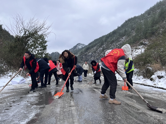 贵州惠水：“志愿红”融化瑞雪保出行_fororder_e00f32d5640a7a49762e1a571143bf3