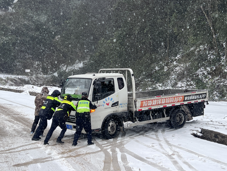 广西各地公安民警闻“雪”而动迎寒而上 全力护航人民群众生命财产安全_fororder_图片4