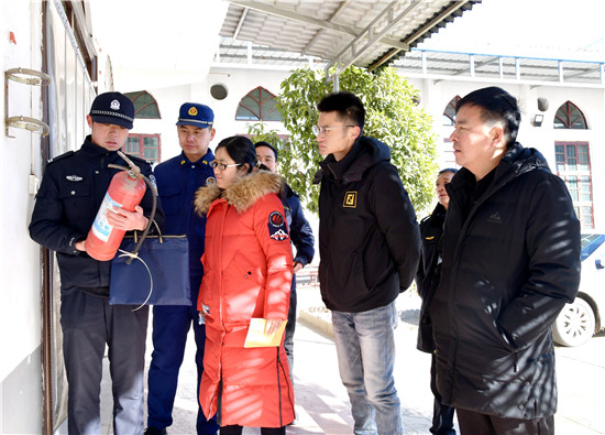 三门峡示范区阳店镇：紧绷安全“弦” 筑牢安全“墙”_fororder_联合检查组到阳店宗教场所检查灭火器械配备情况  摄影 彭红勇